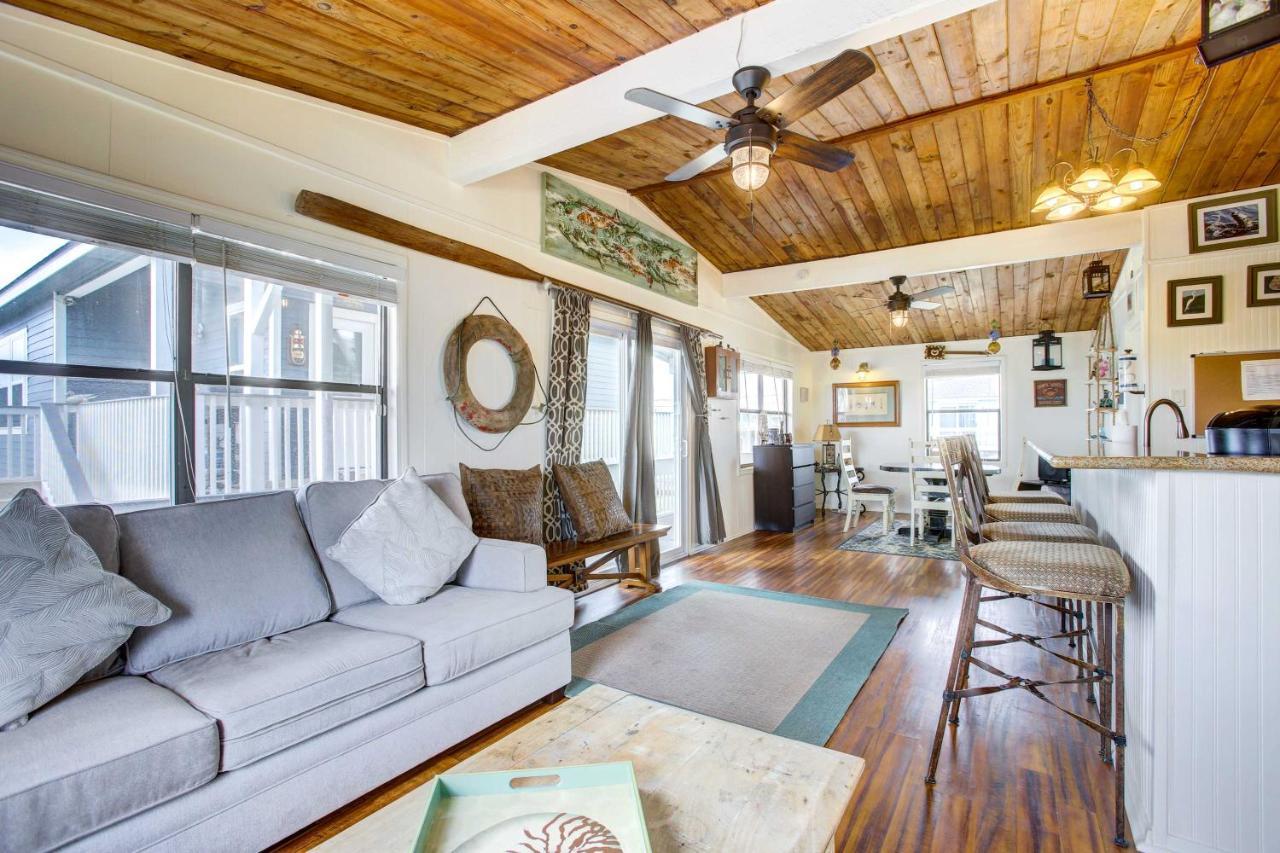 With Shared Hot Tub - Walk To Beach! Holiday home Galveston