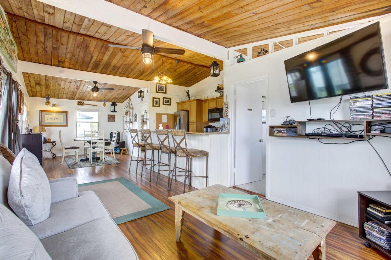 With Shared Hot Tub - Walk To Beach! Holiday home *