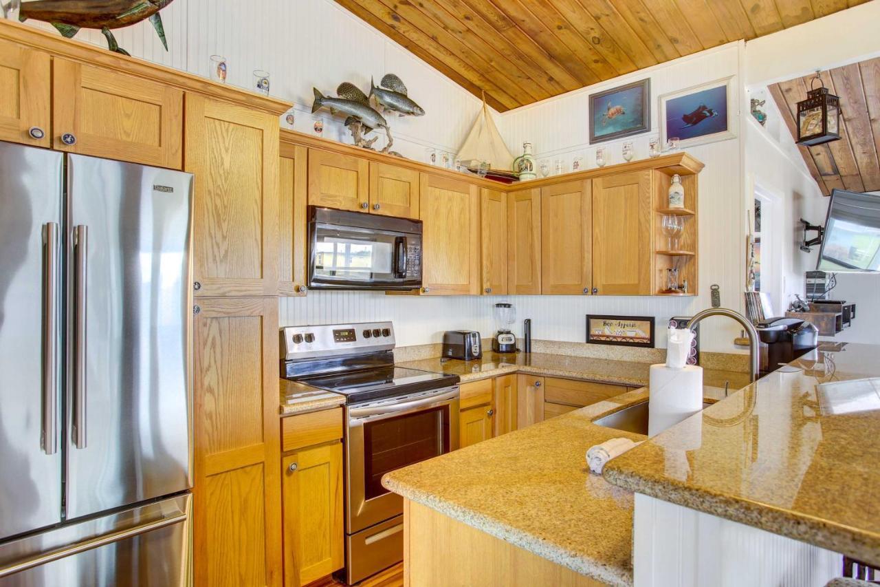 With Shared Hot Tub - Walk To Beach! Holiday home Galveston
