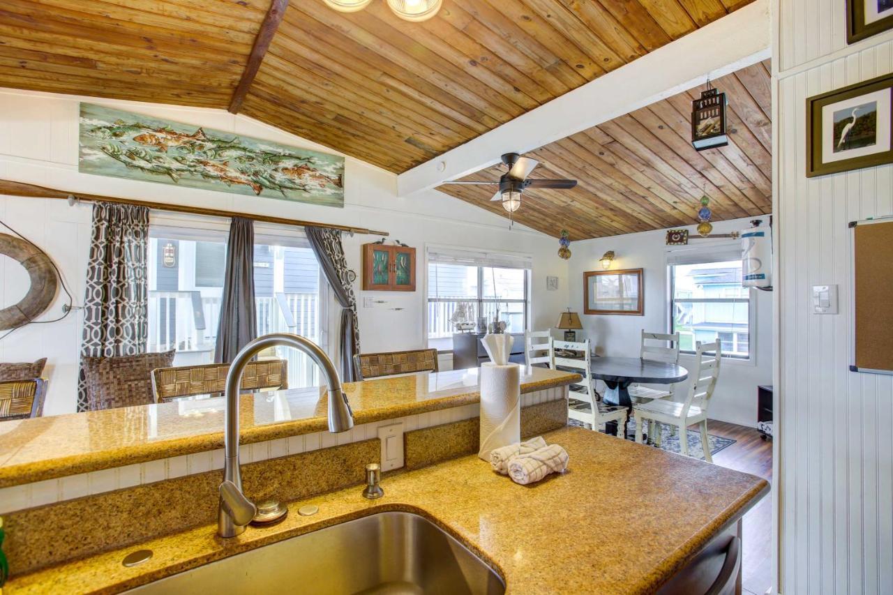 With Shared Hot Tub - Walk To Beach! Galveston