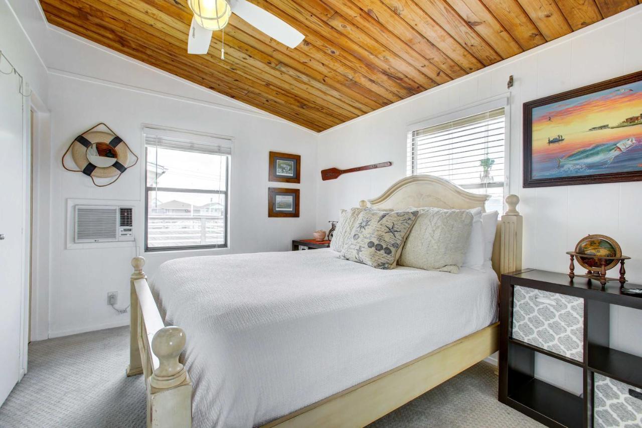 With Shared Hot Tub - Walk To Beach! Holiday home Galveston