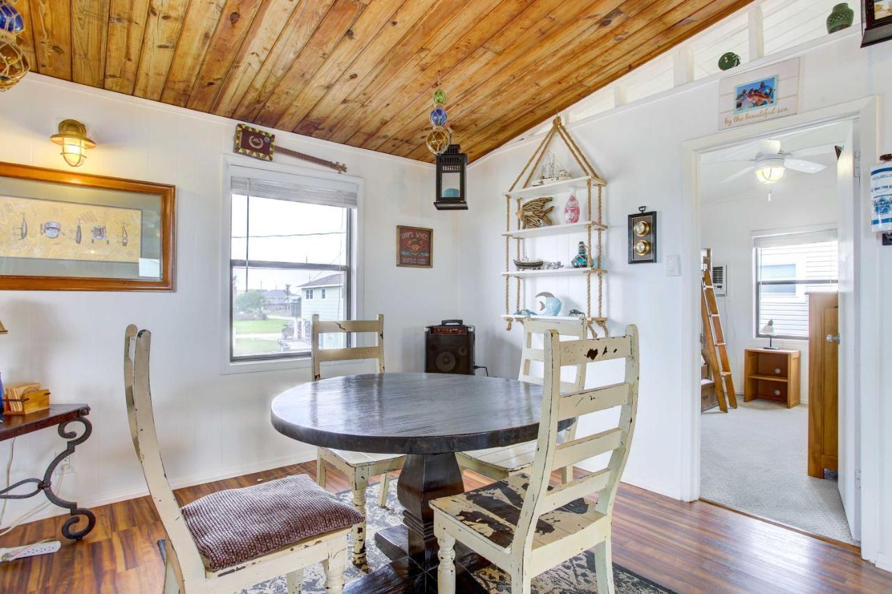 With Shared Hot Tub - Walk To Beach! Galveston