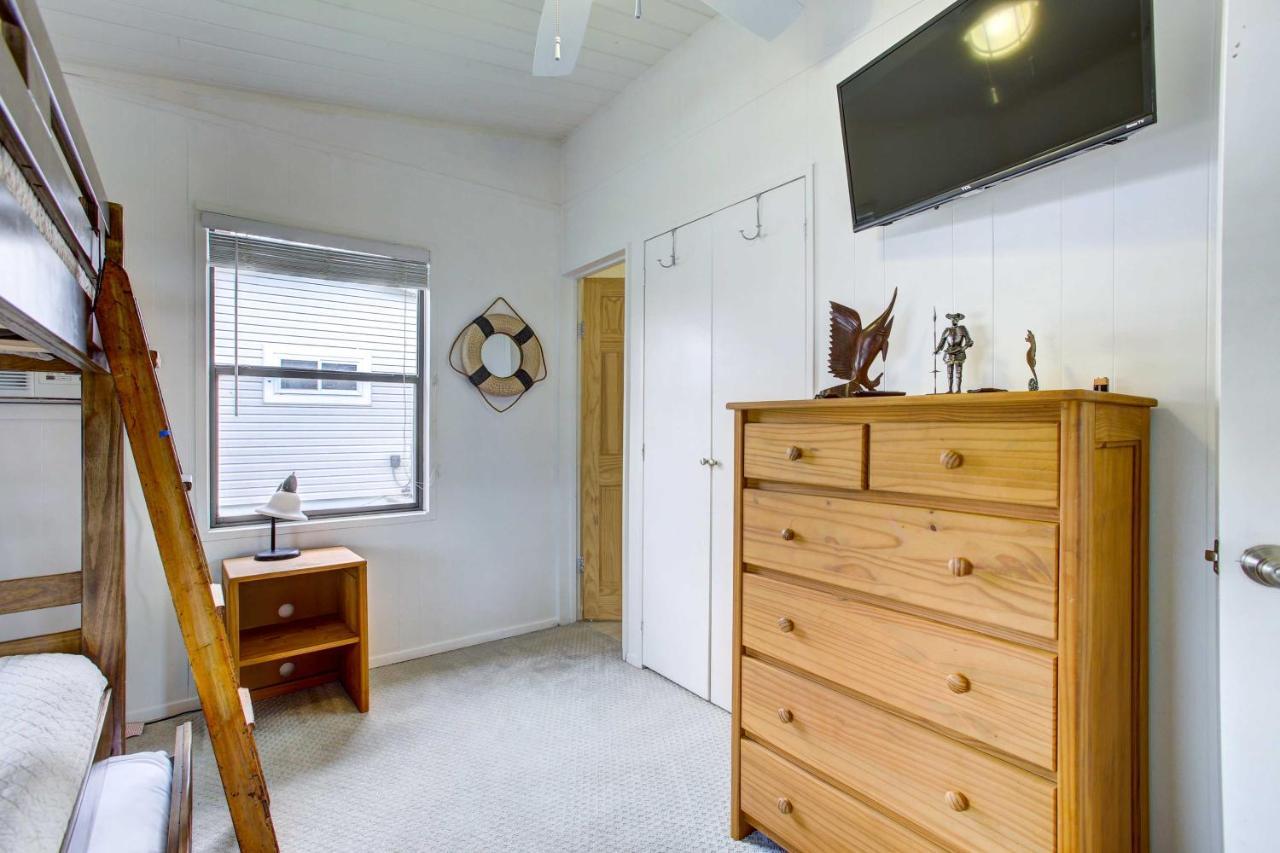 With Shared Hot Tub - Walk To Beach! Galveston